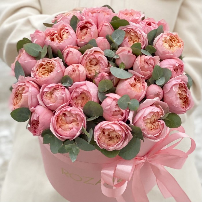 Розовая пионовидная роза Джульетта с эвкалиптом в коробке